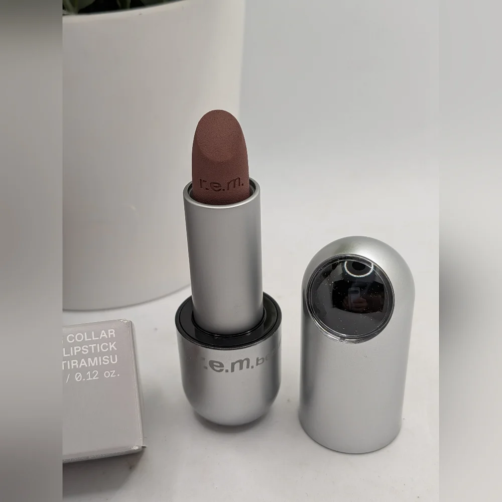 r.e.m. beauty On Your Collar Matte Lipstick‎ - TIRAMISU